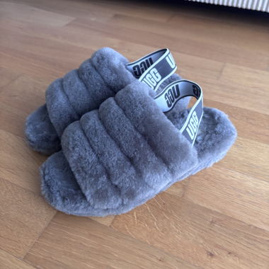 Graue UGG Hausschuhe