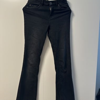 ONLY schwarze Flared Jeans