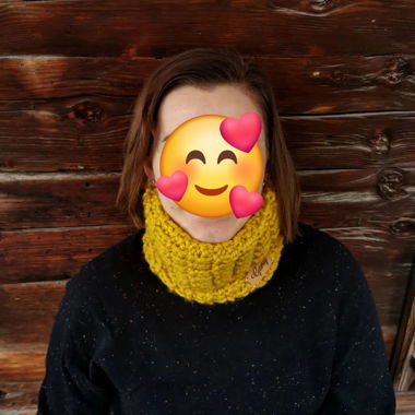Senfgelber Loopschal gestrickt 