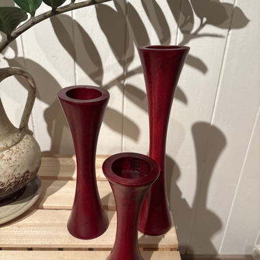 Rote Kerzenhalter aus Holz