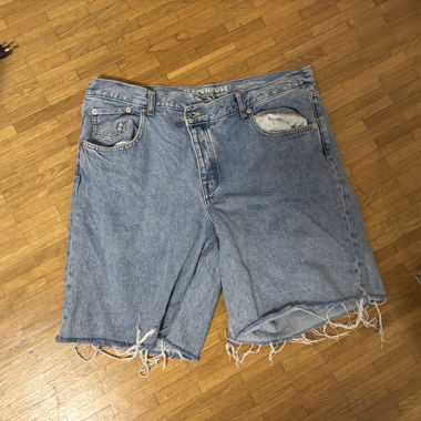 Shorts in denim tagliati