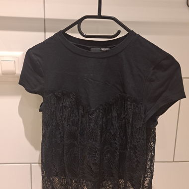 Schwarzes T-Shirt mit Spitze