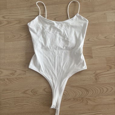 Weisser Body mit Knopfverschluss