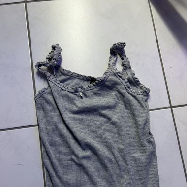 Graues träger Shirt 
