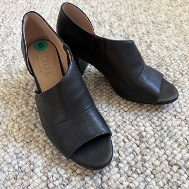 Scarpe nere con tacco a blocco e punta aperta