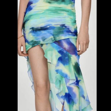 Fliesender asymmetrischer Kleid