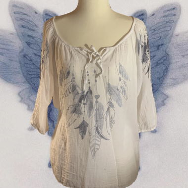 Blusa boho trasparente bianca con grafica piume blu M/L
