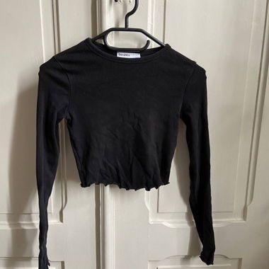 Haut court noir à manches longues Bershka