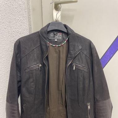 Dunkelbraune Lederjacke