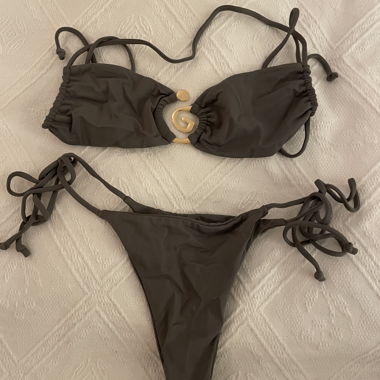 Braunes Bikini-Set mit goldener Schnalle