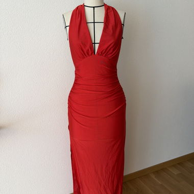Rotes langes Kleid 