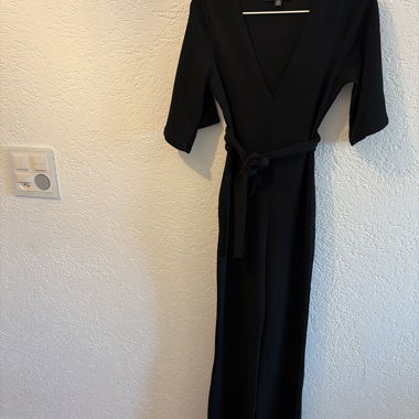 Combinaison noire avec ceinture à nouer