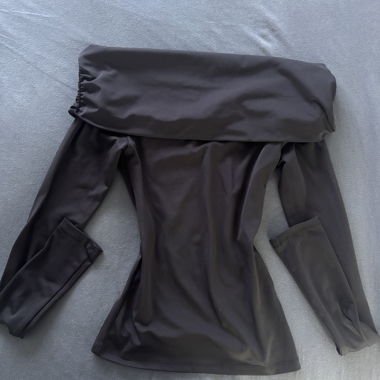 Haut noir décolleté épaules