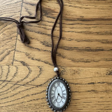 Vintage style quartz pendant watch