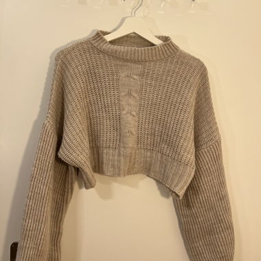 Maglione corto beige a trecce