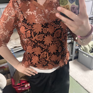 Top in pizzo marrone