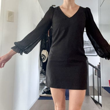 Schwarzes Kleid