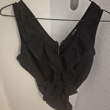 Haut noir à encolure en V