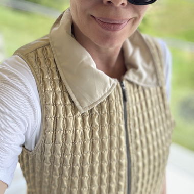 Gilet sans manches matelassé doré métallique