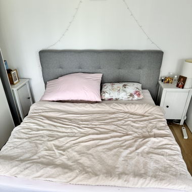 Bett und 2 x Nacht Tisch 