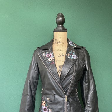 Bestickte Lederjacke (Blumen)
