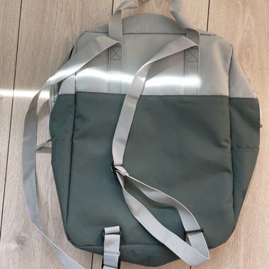 Grauer Rucksack mit Frontfach