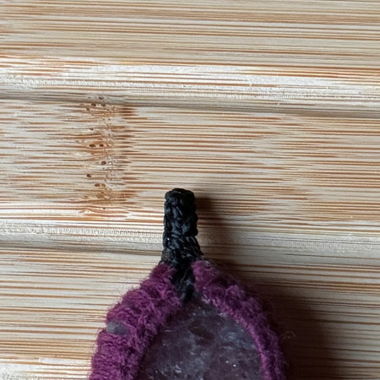Amethyst mit Makramee gefasst