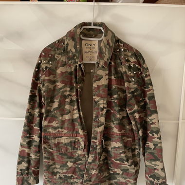 Jacke mit Militärmuster