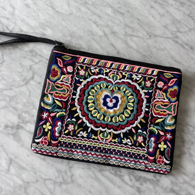 Clutch ricamata con cinturino
