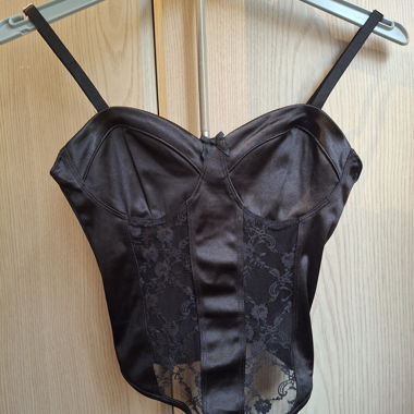 Top en dentelle noire