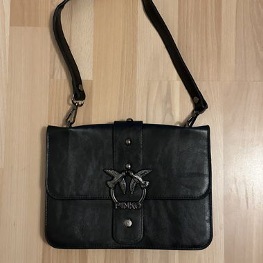 Schwarze Handtasche mit zwei verschiedenen Bändeln
