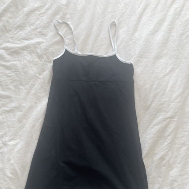Schwarzes kurzes Kleid 