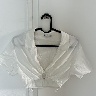 Crop top bianco con anello