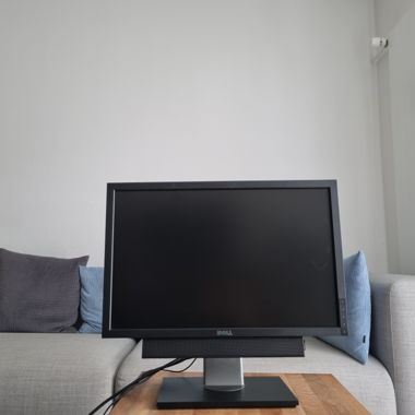 Dell U2410 Monitor mit Dell AX510 Soundbar