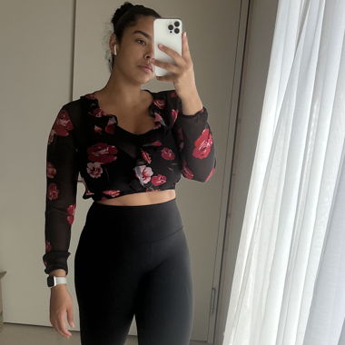 Leicht dursichtiges Top mit roten Blumen