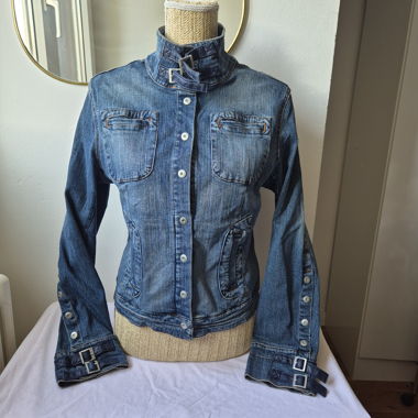Taillierte Jeansjacke mit Schnallen