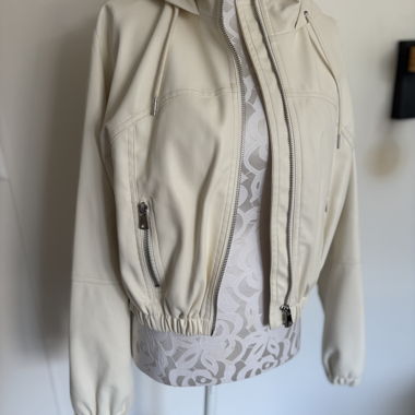 Veste courte beige à capuche