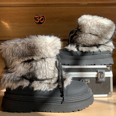Super fluffy fur boots