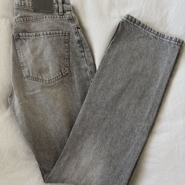 Graue Straight-Jeans