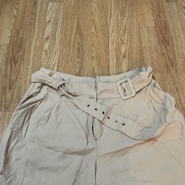 kurze Hose mit Gürtel