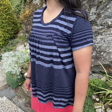 Kurzärmeliges navy- und blau gestreiftes Tunika-Top