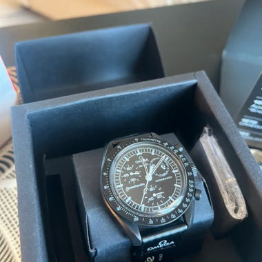 Swatch MoonSwatch schwarze Snoopy-Uhr