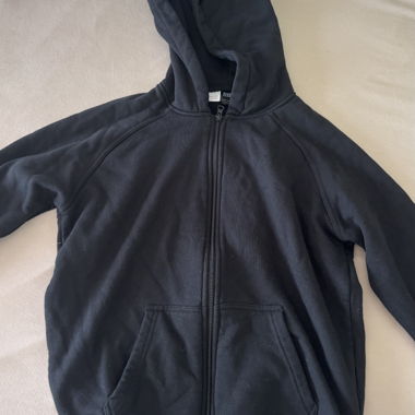Schwarze Kapuzenjacke
