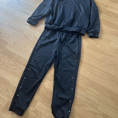 Ensemble deux pièces avec perles à clous 