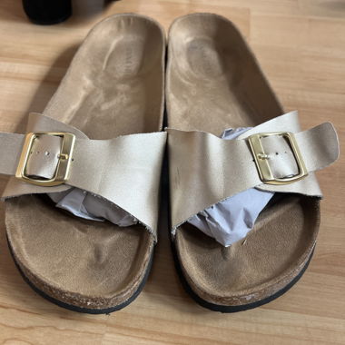 Sandales à boucle dorées