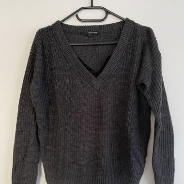 Dunkelgrauer Pullover