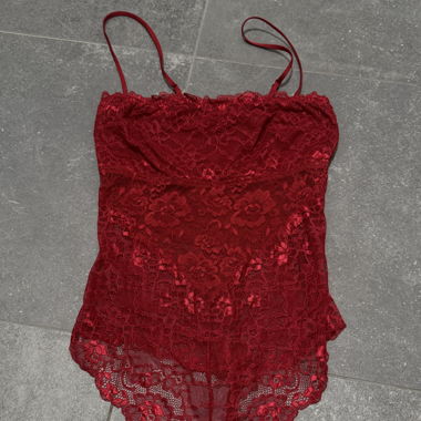 Roter Dessous