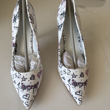 Tacchi Guess stampati