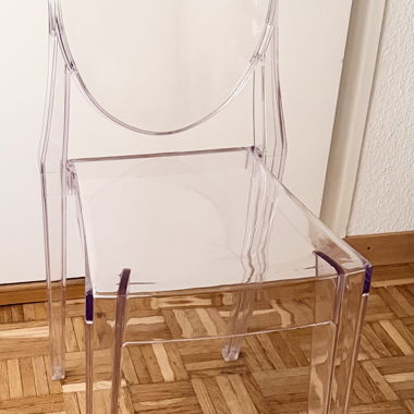 Transparenter Designstuhl 