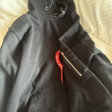 Schwarzer Hoodie mit Reissverschluss am Ärmel